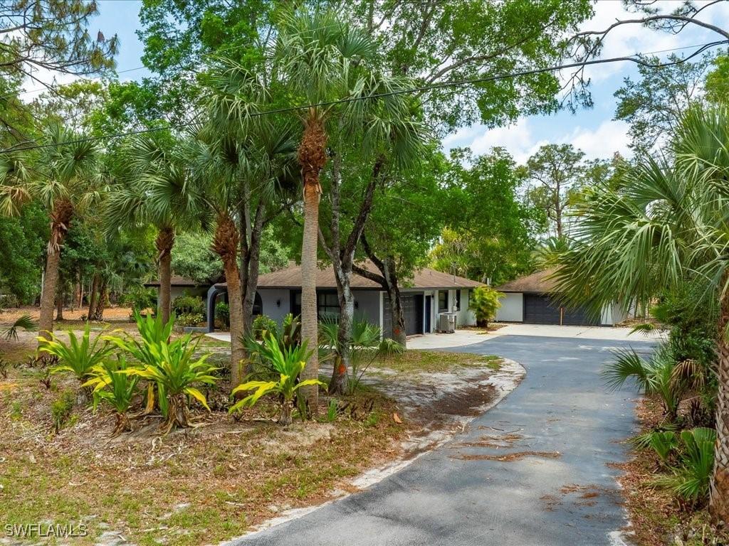 6940 Bottlebrush Ln., Naples, FL 34109