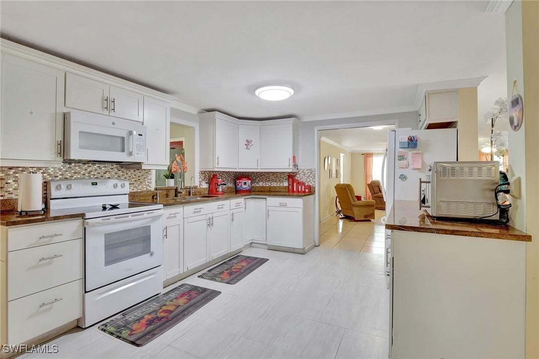 181 Pine Key Ln. #29, Naples, FL 34114