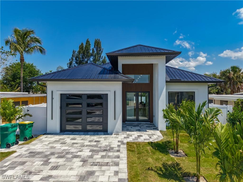 857 95th Ave., Naples, FL 34108