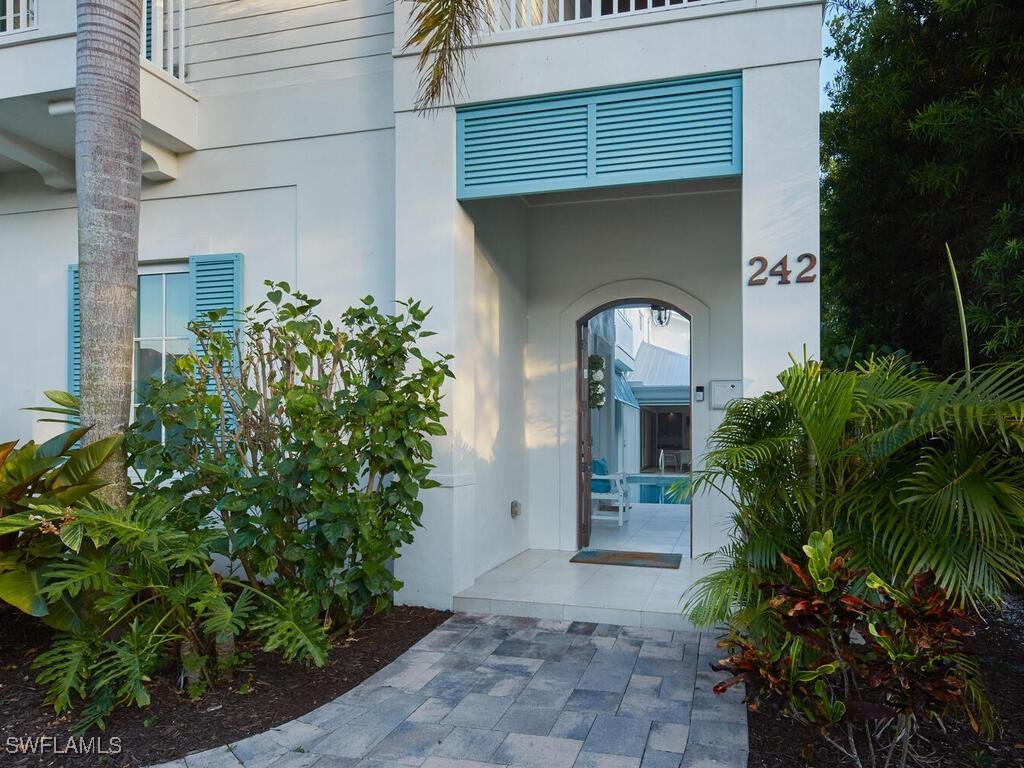 242 2nd Ave., Naples, FL 34102