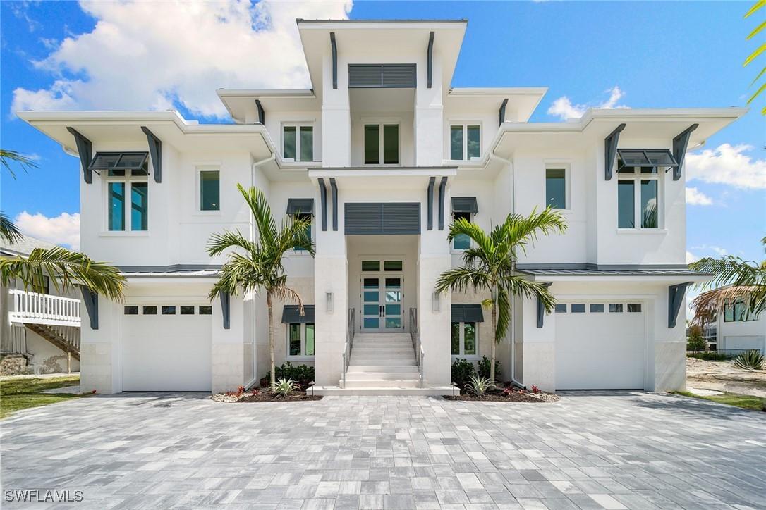 273 Trade Winds Ave., Naples, FL 34108