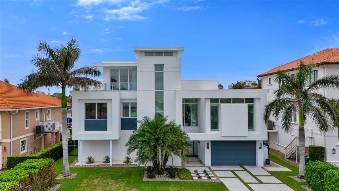432 Bayside Ave., Naples, FL 34108