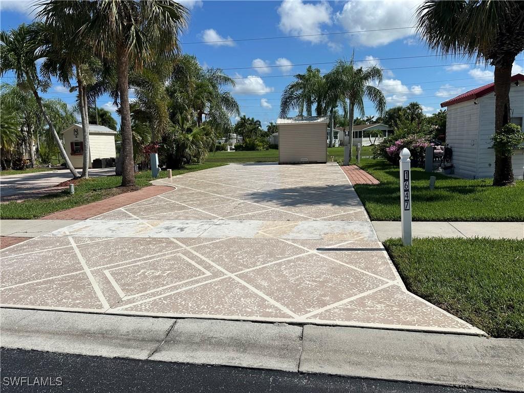 1647 Diamond Lake Cir., Naples, FL 34114