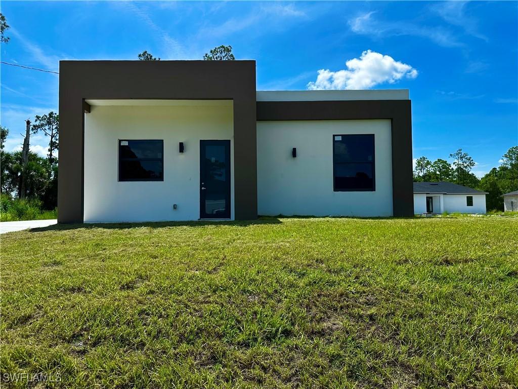 323 Mangonia Ave., Lehigh Acres, FL 33974
