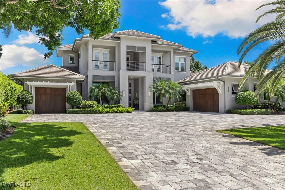 745 Riviera Dr., Naples, FL 34103
