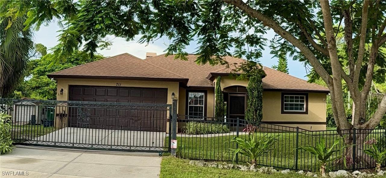 711 Pine Vale Dr., Naples, FL 34104