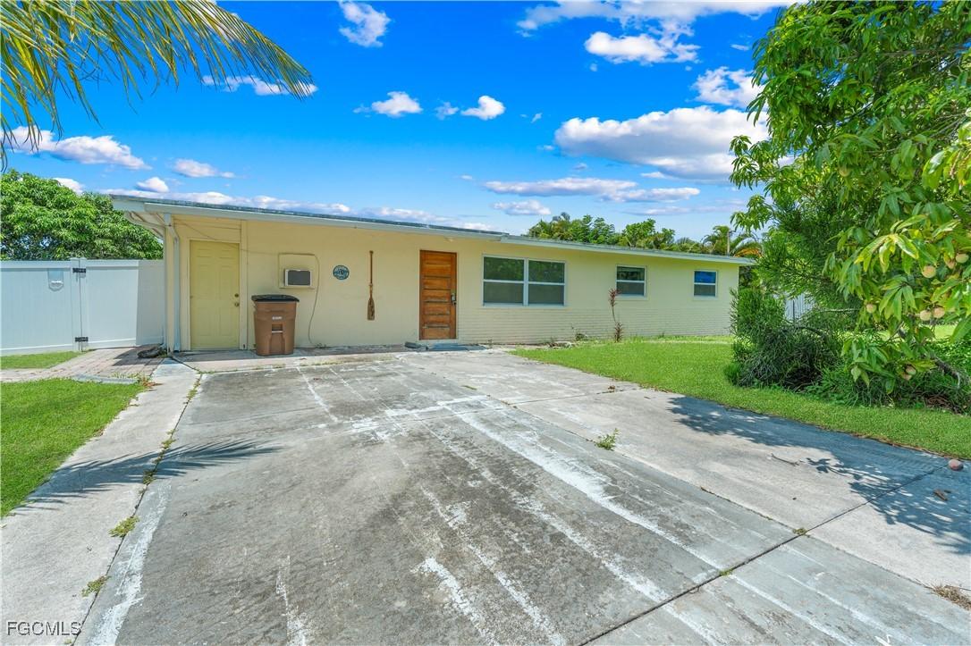 127 Schneider Dr., Fort Myers, FL 33905