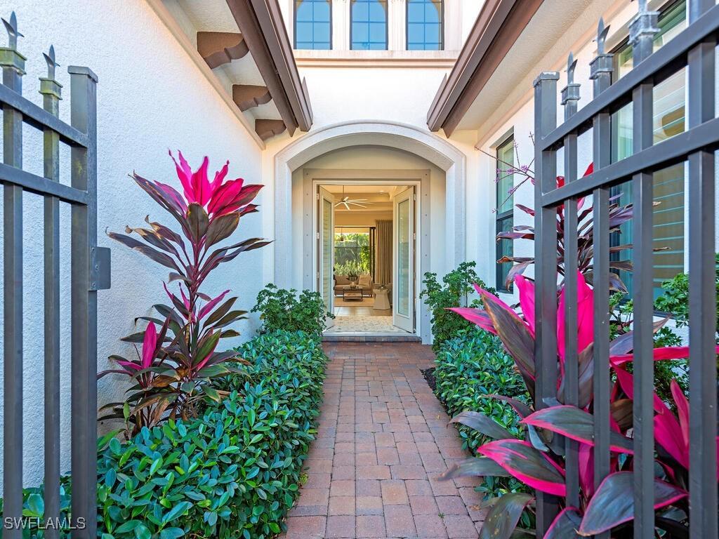 12443 Wisteria Dr., Naples, FL 34120