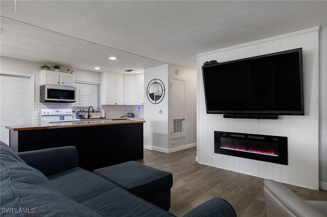 18 Alcala Ave., Lehigh Acres, FL 33936