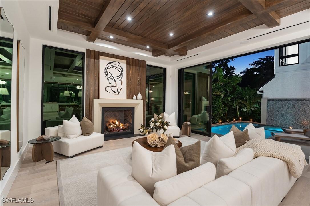 273 10th Ave., Naples, FL 34102