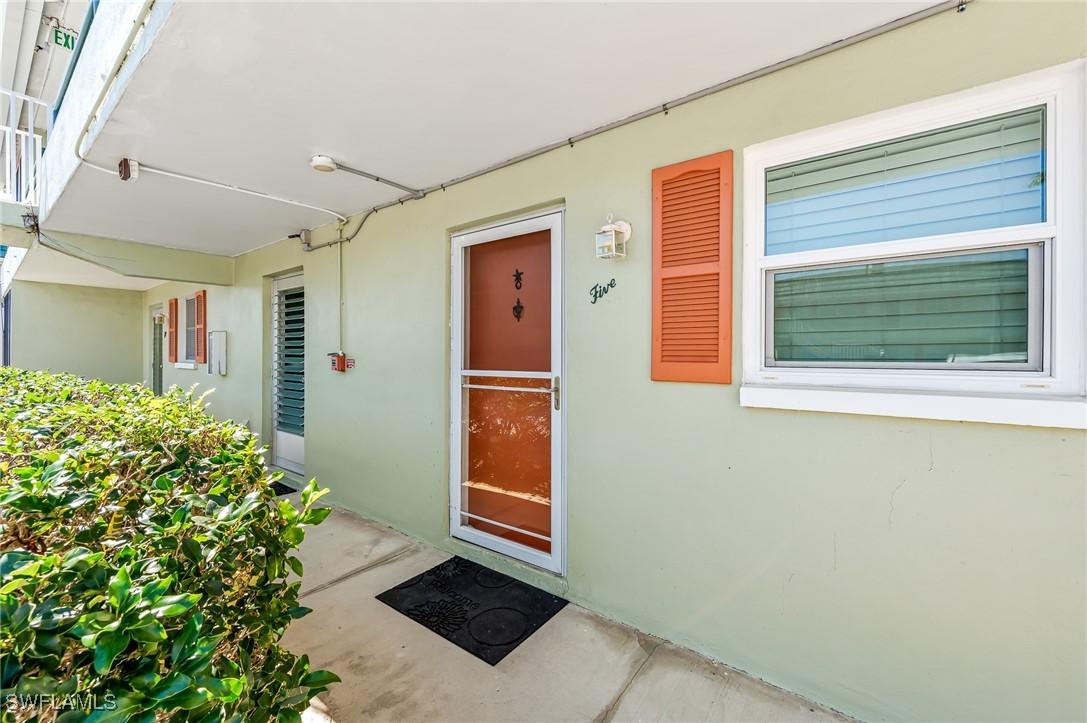 200 Valley Stream Dr. #5B, Naples, FL 34113