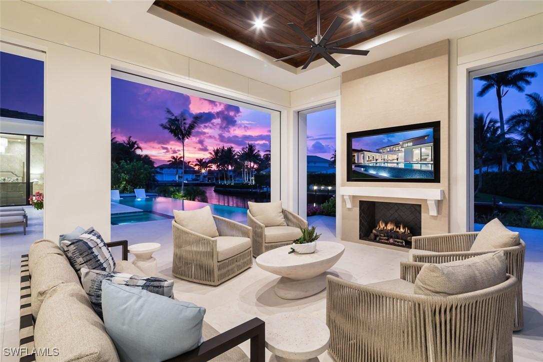 625 21st Ave., Naples, FL 34102