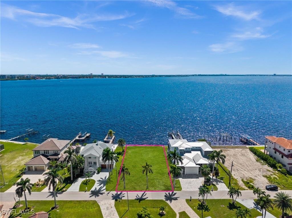 1020 Dolphin Dr., Cape Coral, FL 33904