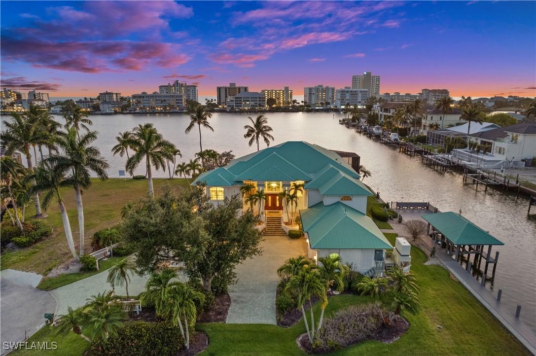 371 Bayside Ave., Naples, FL 34108