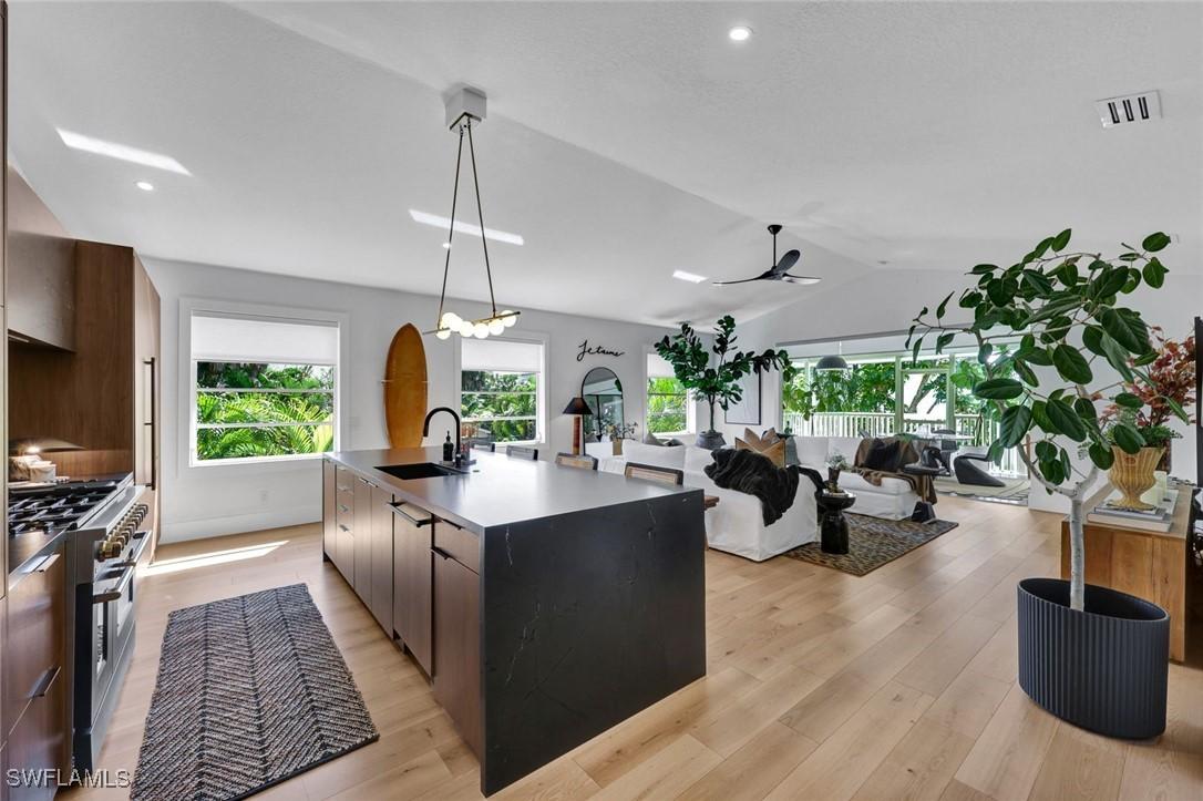 746 Park Ave., Naples, FL 34110