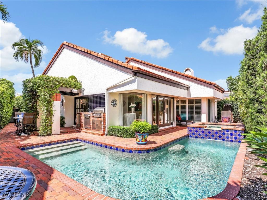 541 Bay Villas Ln., Naples, FL 34108