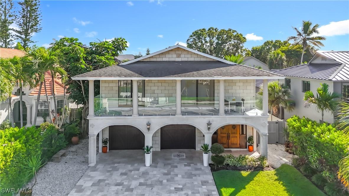 10242 Vanderbilt Dr., Naples, FL 34108