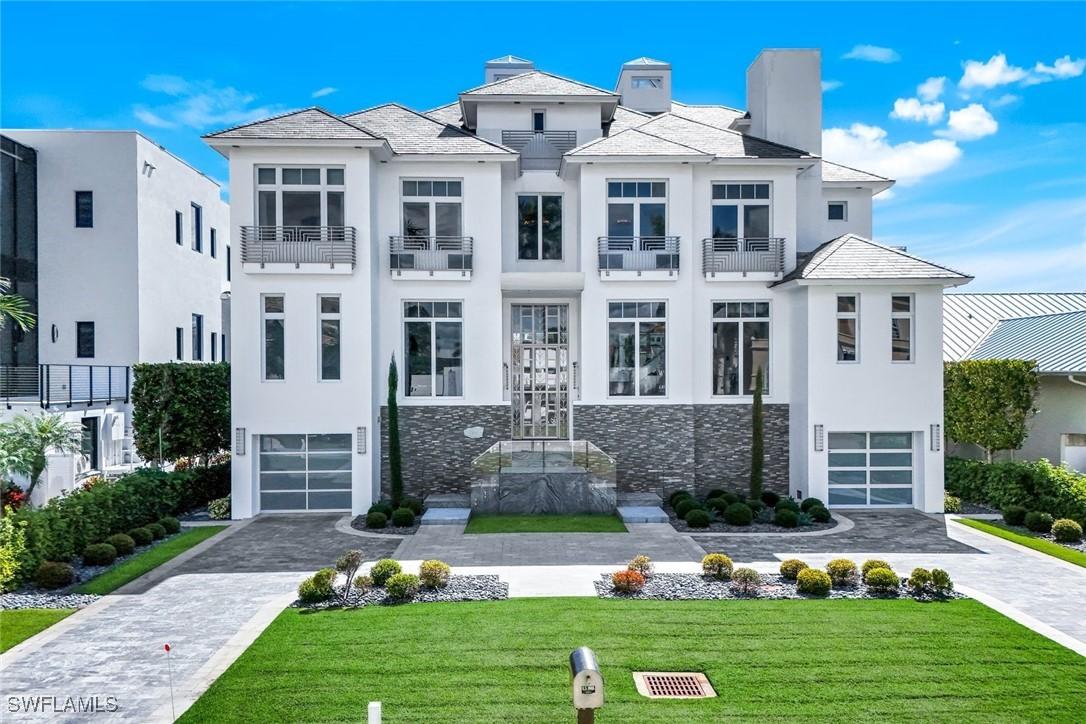 260 Channel Dr., Naples, FL 34108