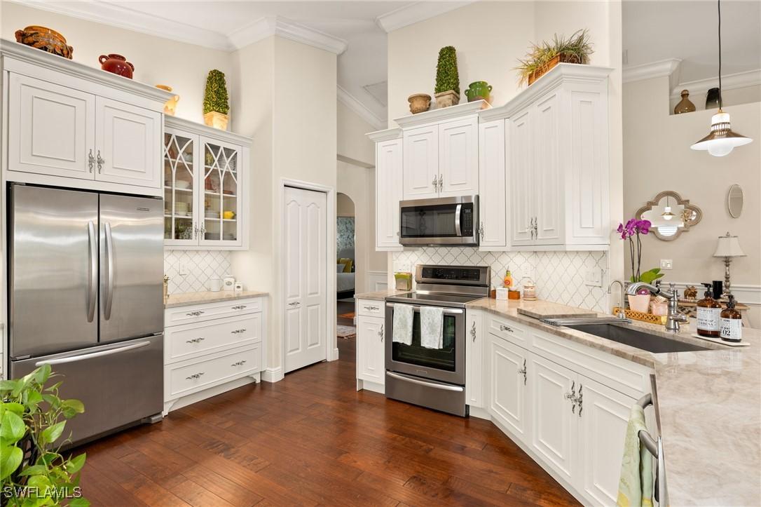 207 Glen Eagle Cir., Naples, FL 34104