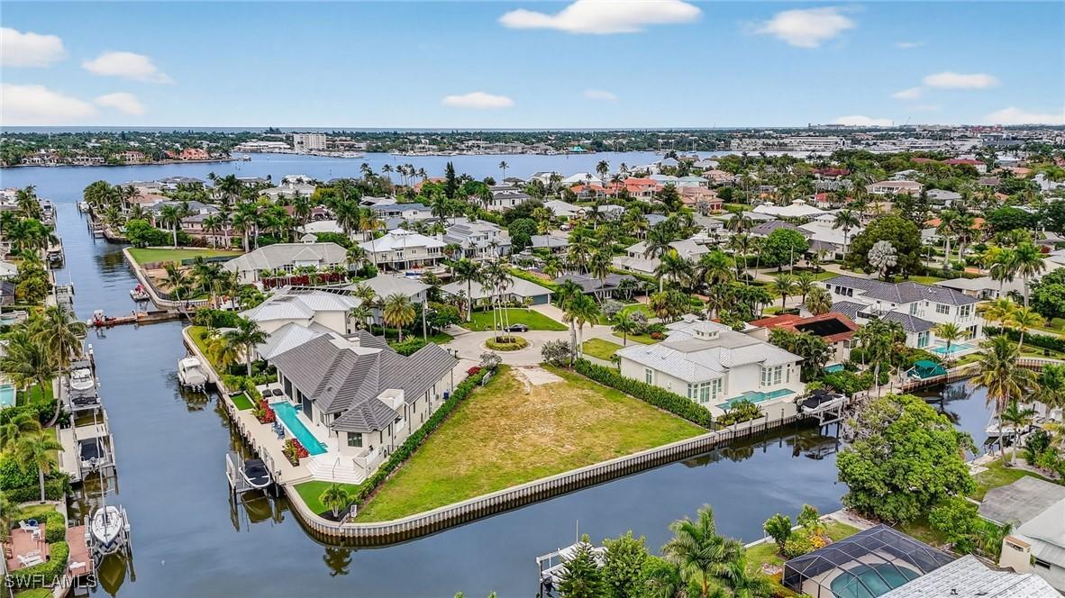 1693 Bonita Ct., Naples, FL 34102