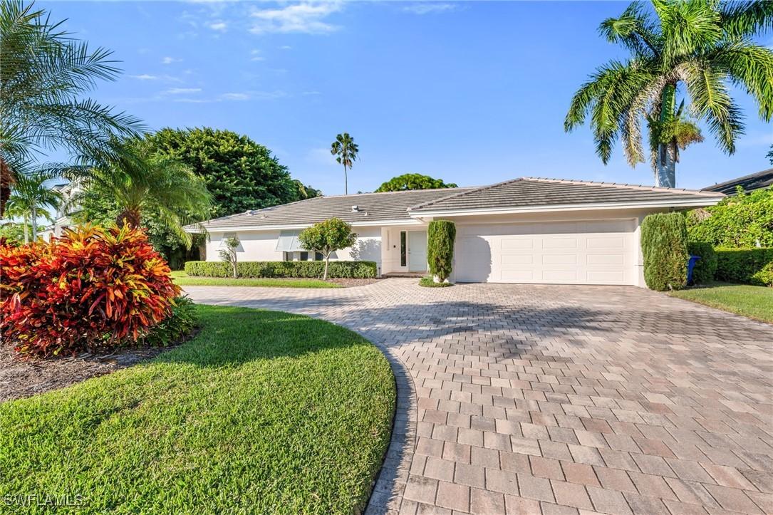 635 Fountainhead Ln., Naples, FL 34103