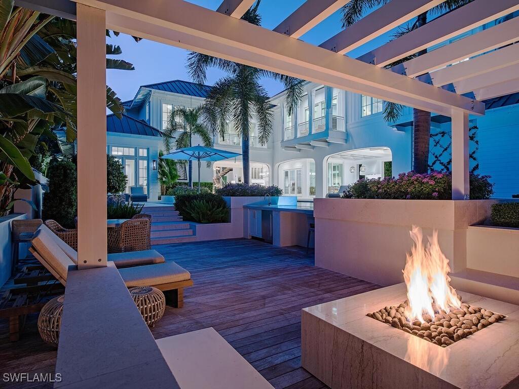 1675 Gordon Dr., Naples, FL 34102