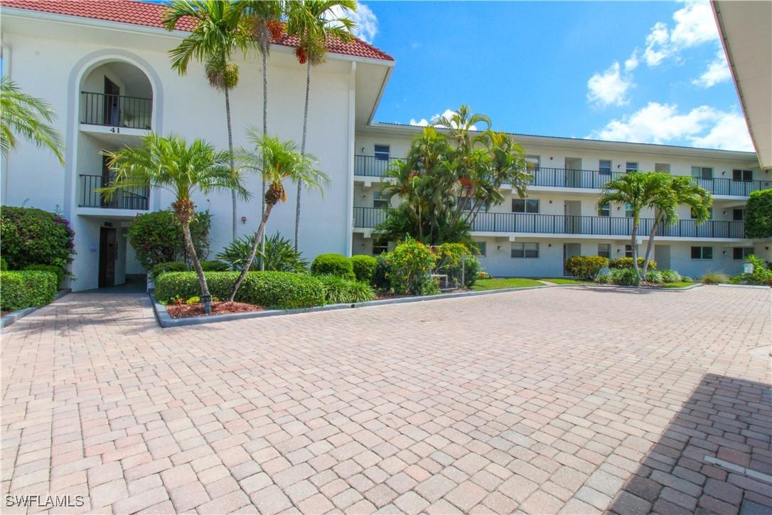 41 High Point Cir. #303, Naples, FL 34103