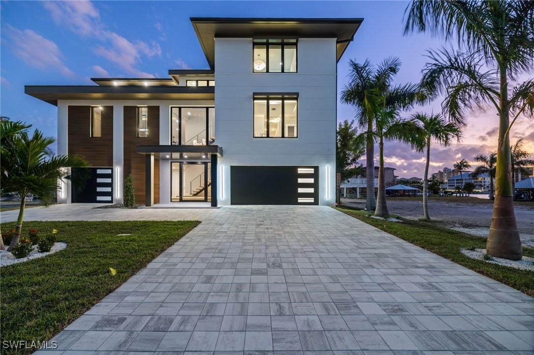 256 Trade Winds Ave., Naples, FL 34108