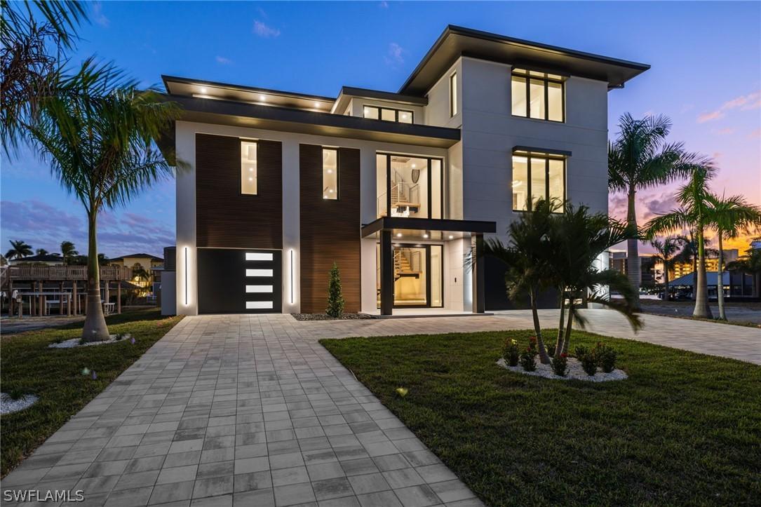 256 Trade Winds Ave., Naples, FL 34108