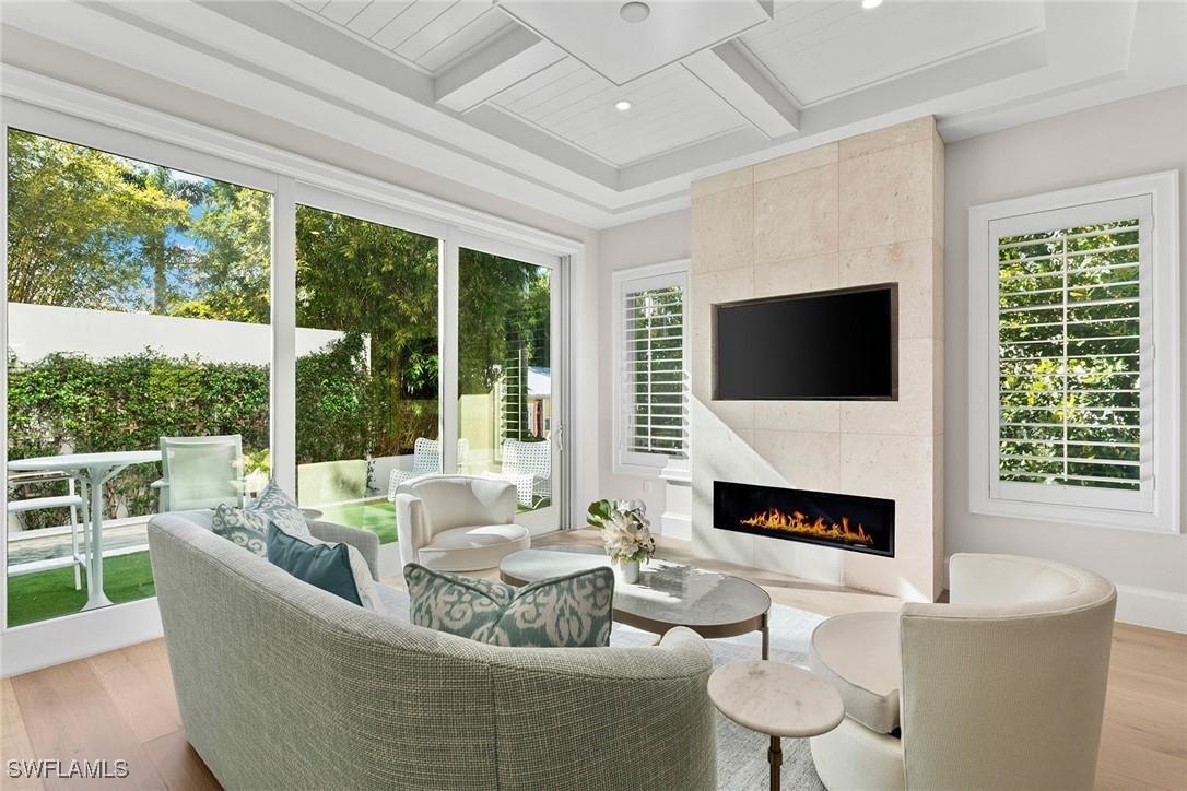 810 9th St., Naples, FL 34102