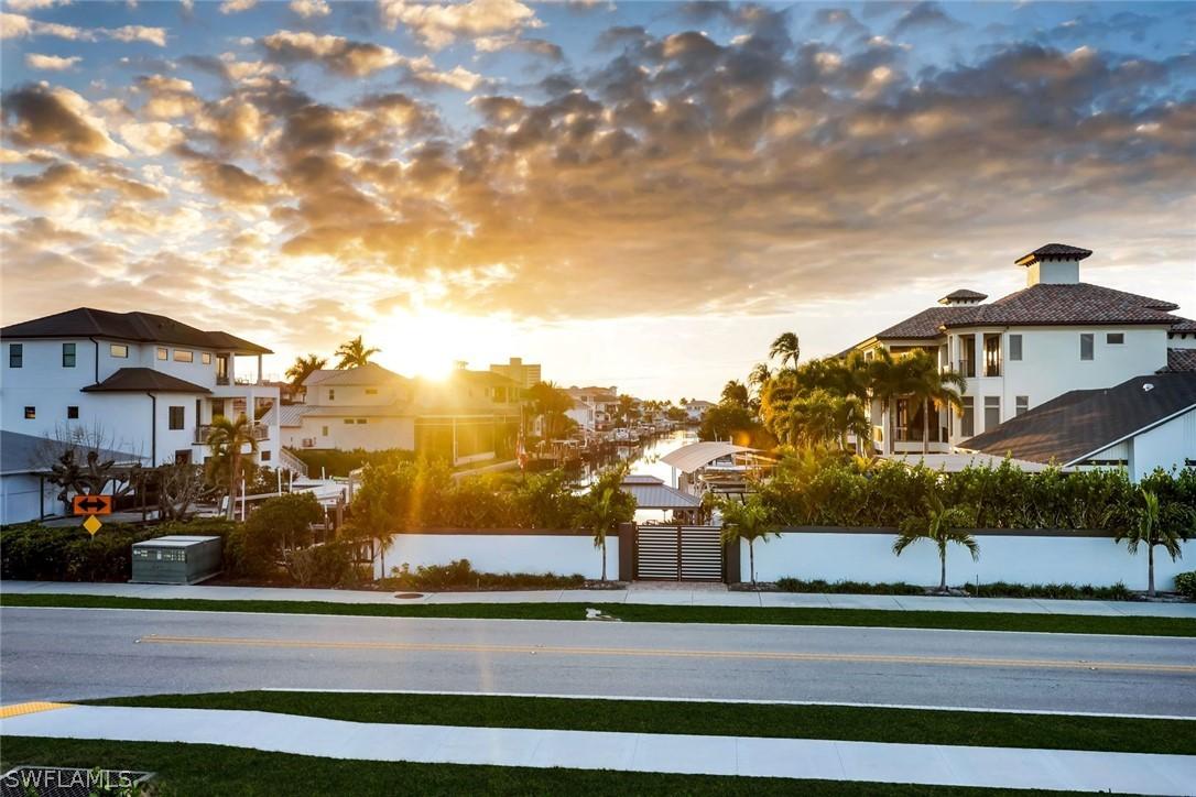 10002 Vanderbilt Dr., Naples, FL 34108