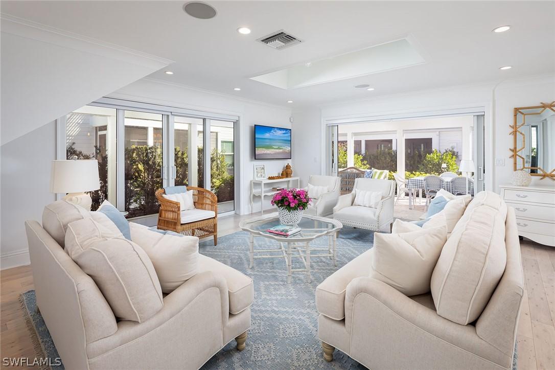 230 6th Ave. #12, Naples, FL 34102