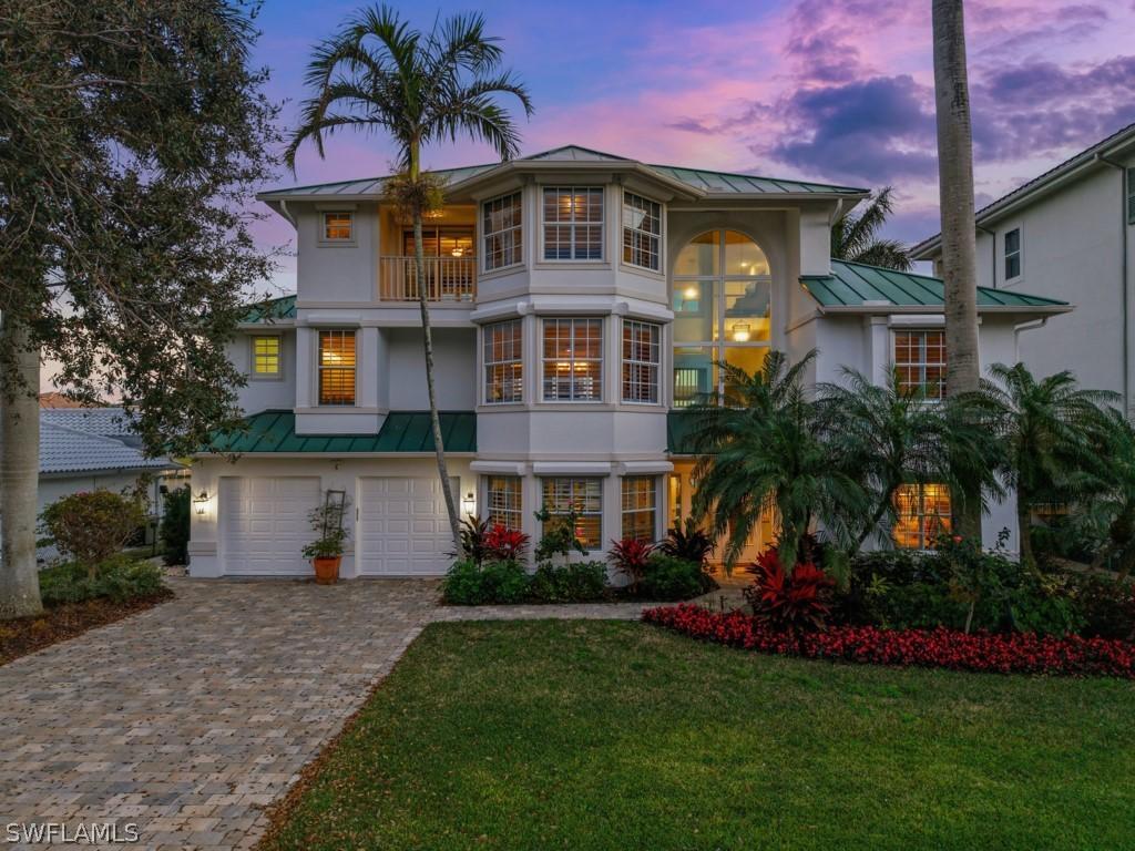 390 Oak Ave., Naples, FL 34108