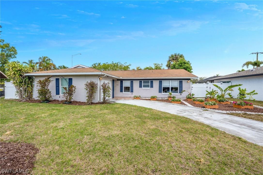 1723 Camelia Ln., Naples, FL 34105