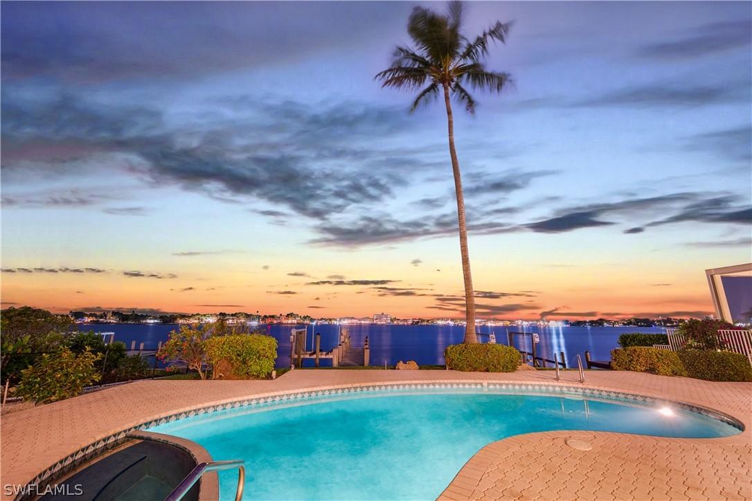 1535 Dolphin Ln., Naples, FL 34102