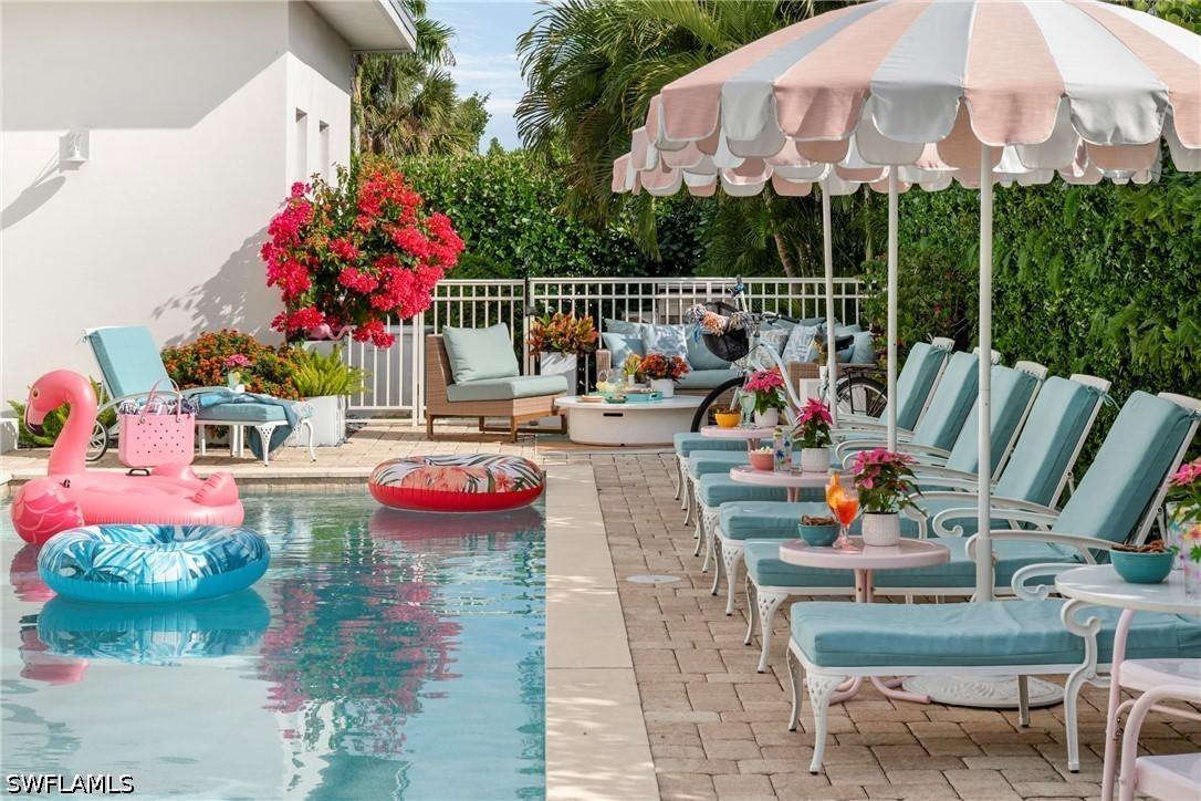 10042 Vanderbilt Dr., Naples, FL 34108