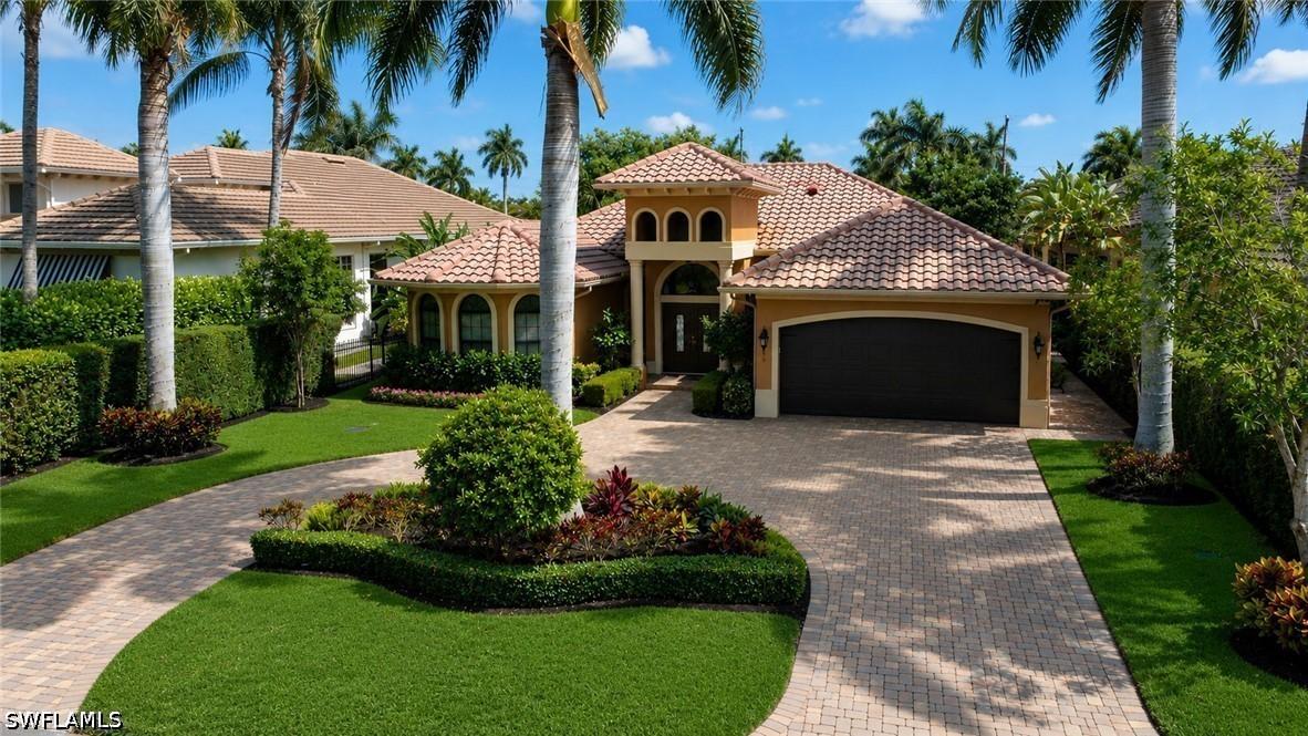 672 Fairway Ter., Naples, FL 34103