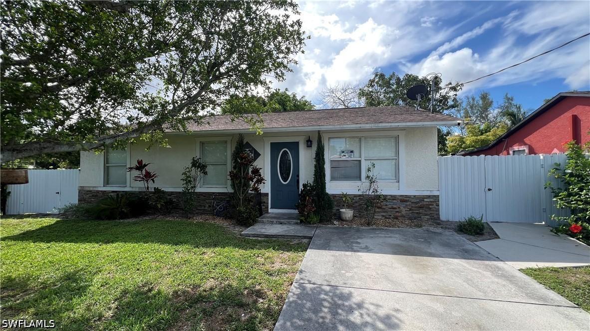5374 Warren St., Naples, FL 34113