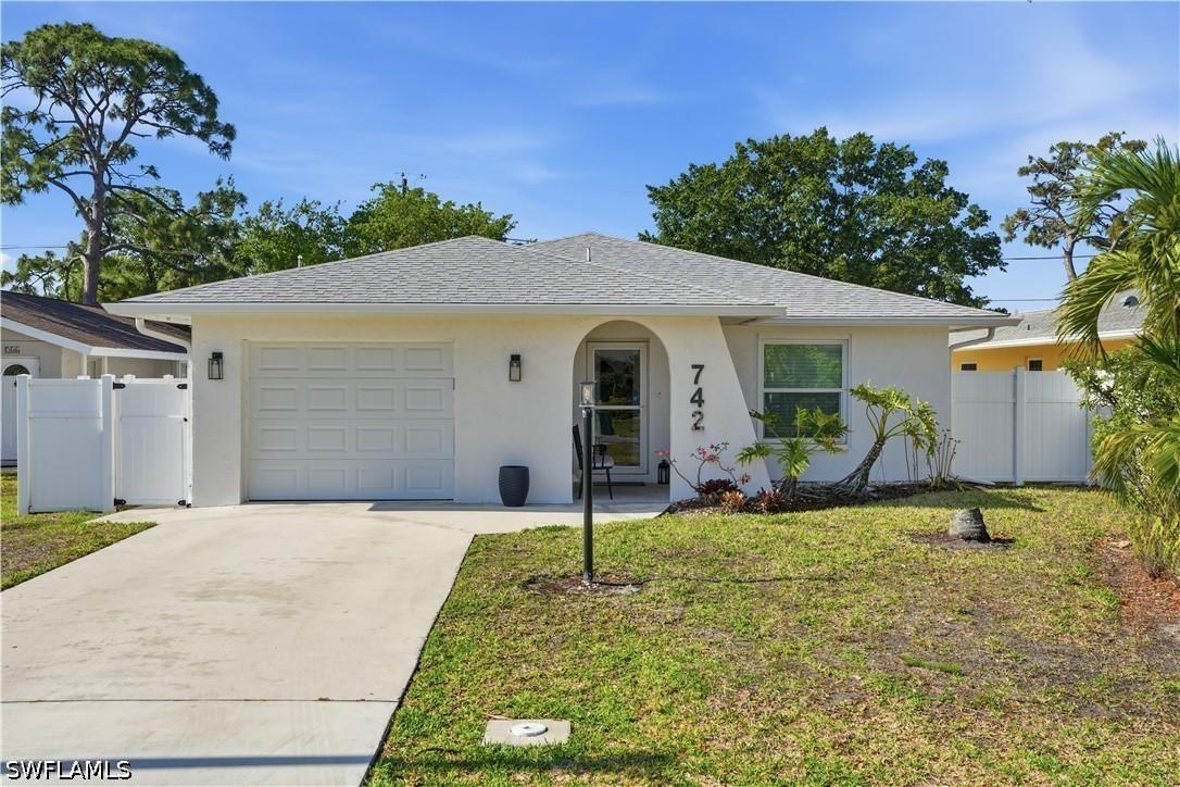 742 99th Ave., Naples, FL 34108