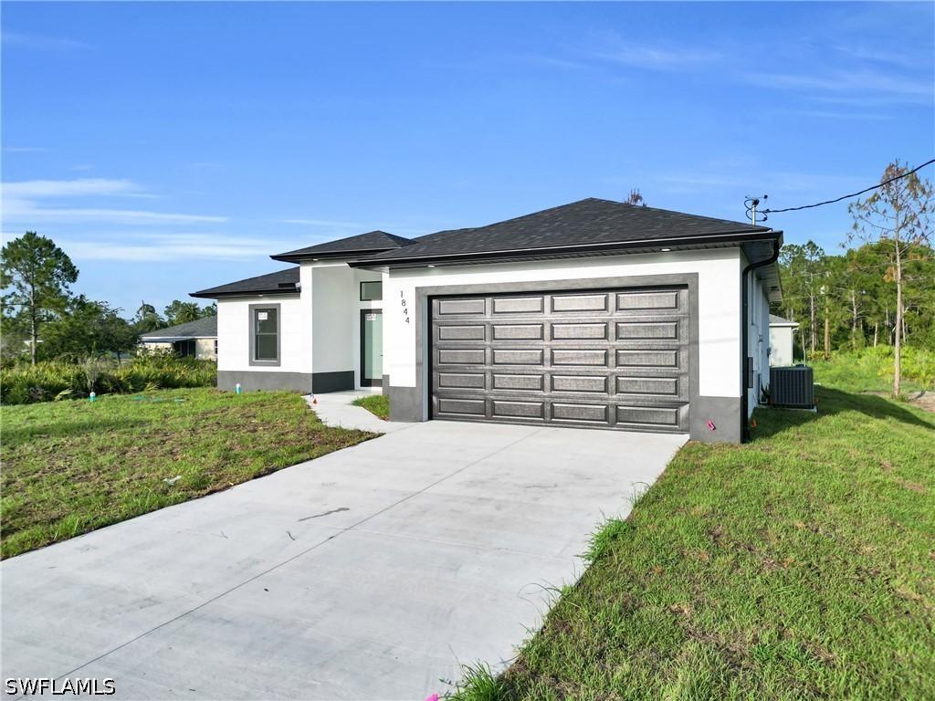 1128 Fontana St., Lehigh Acres, FL 33974