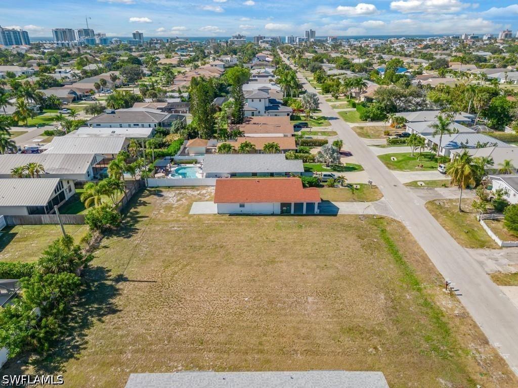 686 97th Ave., Naples, FL 34108