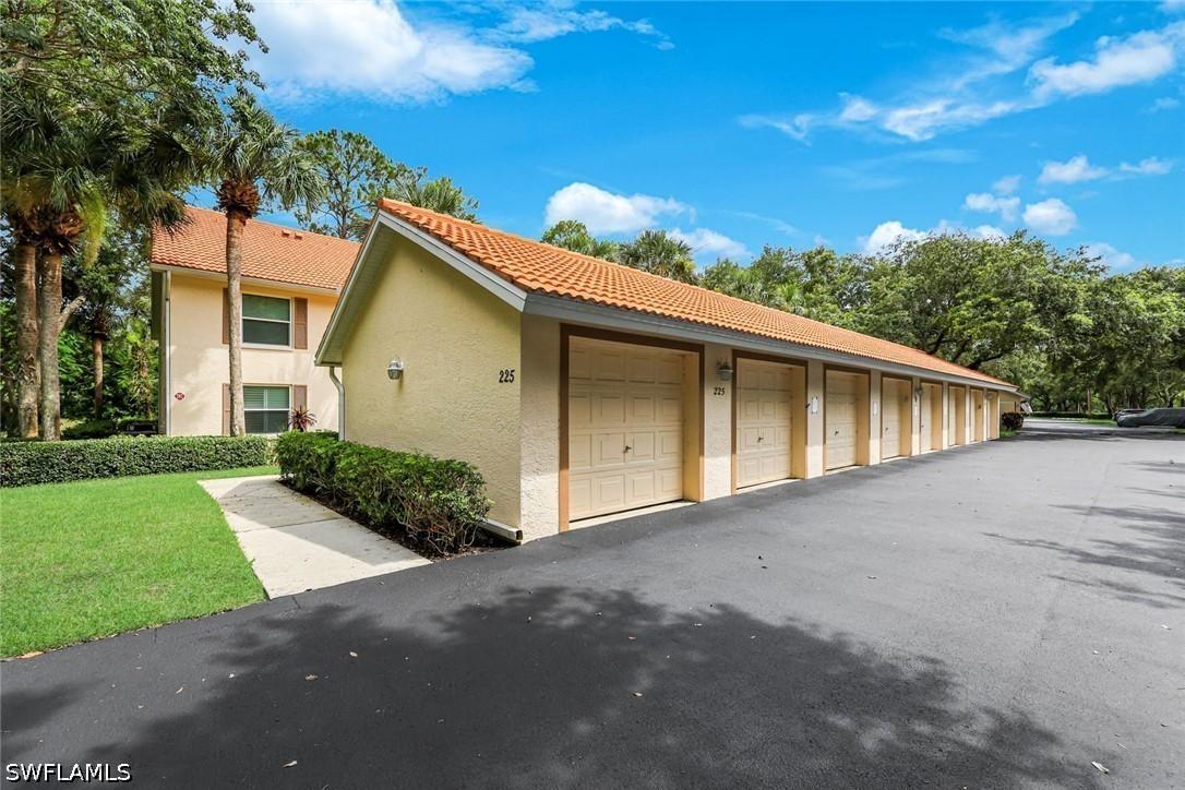 225 Robin Hood Cir. #101, Naples, FL 34104