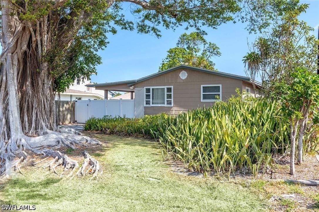 547 101st Ave., Naples, FL 34108