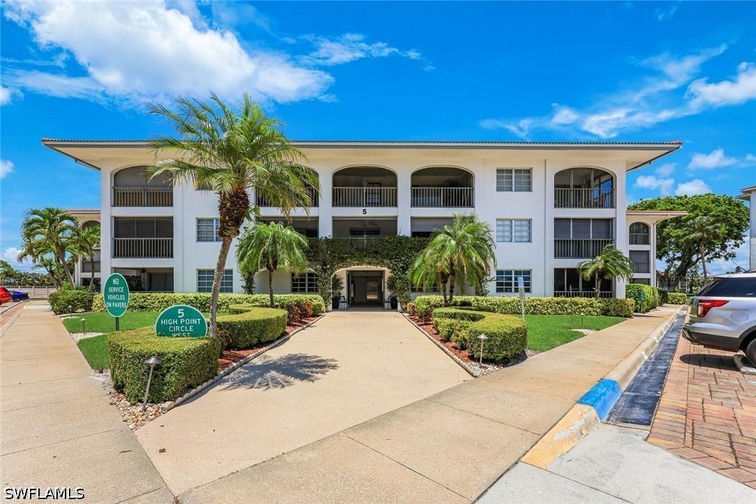 5 High Point Cir. #204, Naples, FL 34103