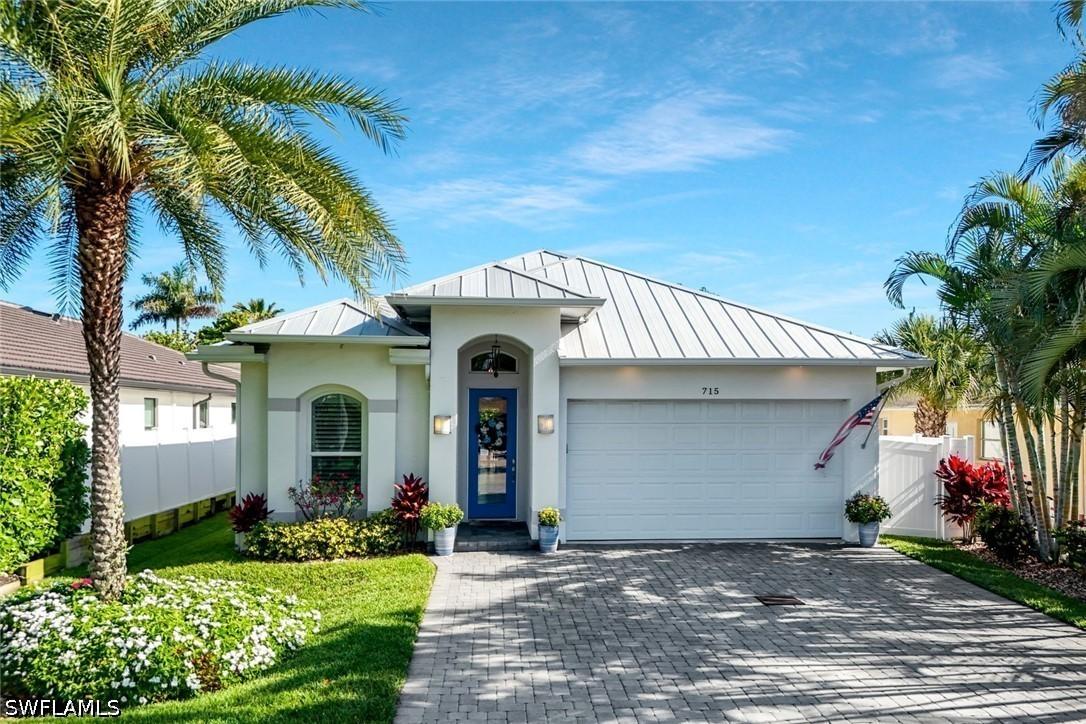 715 102nd Ave., Naples, FL 34108