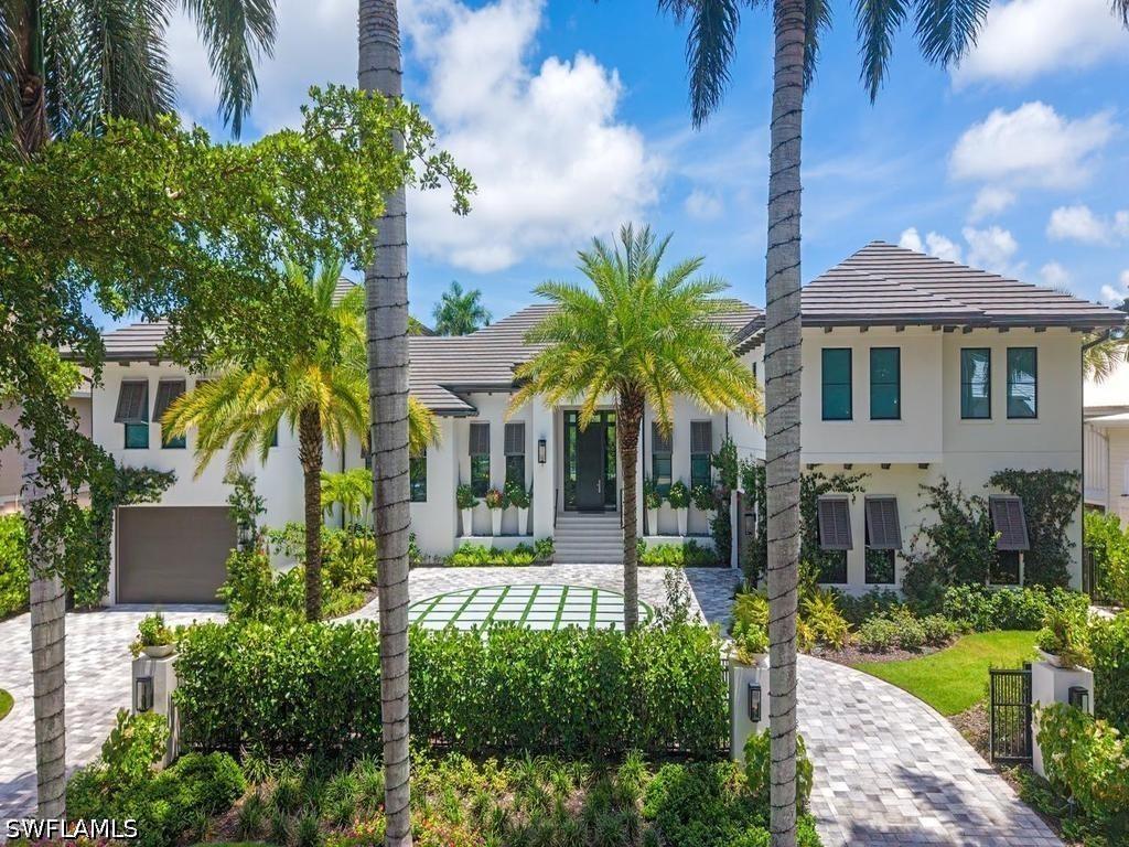 425 15th Ave., Naples, FL 34102