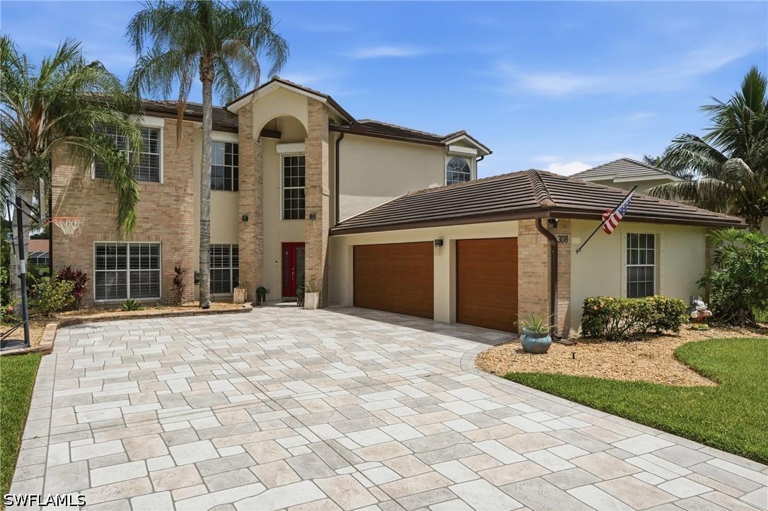 308 Wentworth Ct., Naples, FL 34104