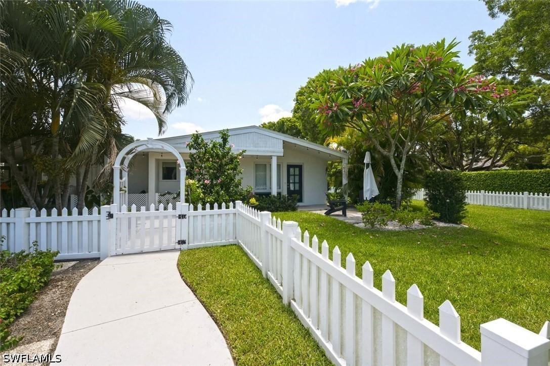 1216 10th St., Naples, FL 34102