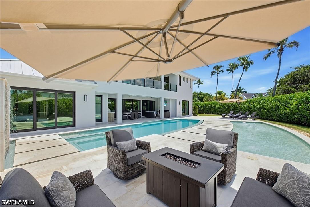 692 Banyan Blvd., Naples, FL 34102