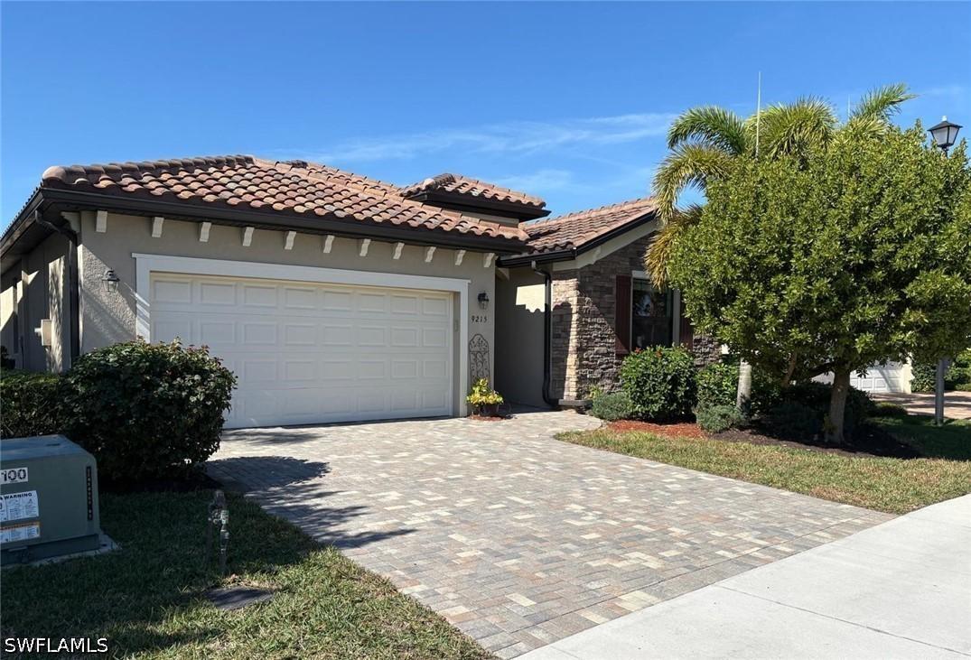 9215 Shadow Oak Ln., Naples, FL 34120